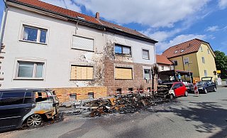 Brandermittler der Kripo haben sich die Lage vor Ort angesehen. Zufällig hat eine Überwachungskamera am Nebenhaus den Moment eingefangen, an dem der Brand ausbrach - von jetzt auf gleich, lichterloh, aber ohne Explosion. - Marianne Schwarzer Brandermittler der Kripo haben sich die Lage vor Ort angesehen. Zufällig hat eine Überwachungskamera am Nebenhaus den Moment eingefangen, an dem der Brand ausbrach - von jetzt auf gleich, lichterloh, aber ohne Explosion. - Marianne Schwarzer