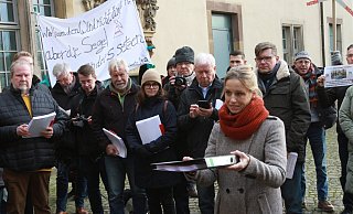 Horn-Bad Meinbergs stellvertretende Bürgermeisterin Dr. Stella Junger-Schwenner mit den Akten voller Unterschriften kurz vor der Landesverbands-Versammlung im Januar. Der Protest zeigte Erfolg, resümieren nun unter anderem Nabu und BUND - Archivfoto: Martin Hostert
