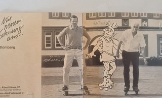 Kreativ kam die Wahlwerbung der FDP für die Kreistagswahl in Lippe daher. Die Montage zeigt den damals 37 Jahre alten Dr. Albert Hüser und den vier Jahre älteren Hans-Adolf Albrecht vor dem Blomberger Rathaus auf Skateboards unter der Überschrift: "Mit neuem Schwung aus Blomberg". - Repro: Marianne Schwarzer Kreativ kam die Wahlwerbung der FDP für die Kreistagswahl in Lippe daher. Die Montage zeigt den damals 37 Jahre alten Dr. Albert Hüser und den vier Jahre älteren Hans-Adolf Albrecht vor dem Blomberger Rathaus auf Skateboards unter der Überschrift: "Mit neuem Schwung aus Blomberg". - Repro: Marianne Schwarzer