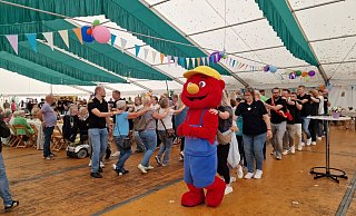 Polonaise durch das Festzelt in Hohenhausen - angef&uuml;hrt von "Heimi", dem Maskottchen. - Nadine Uphoff