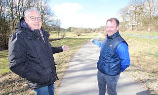 Vom Rastplatz Ilsetal Richtung Niederntalle parallel zur Taller Straße sollen an diesem Weg auf der linken Seite Bäume gepflanzt werden können. Das ist die Idee von Dieter Hartwig, Vorsitzender der Dorfgemeinschaft Talle (links), und seinem Stellvertreter Tobias Nolte. Doch Straßen NRW will Baumpflanzungen unter Verweis auf die geplante Renaturierung verhindern. - Archivfoto: Jens Rademacher Vom Rastplatz Ilsetal Richtung Niederntalle parallel zur Taller Straße sollen an diesem Weg auf der linken Seite Bäume gepflanzt werden können. Das ist die Idee von Dieter Hartwig, Vorsitzender der Dorfgemeinschaft Talle (links), und seinem Stellvertreter Tobias Nolte. Doch Straßen NRW will Baumpflanzungen unter Verweis auf die geplante Renaturierung verhindern. - Archivfoto: Jens Rademacher