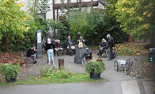 Rund um den Brunnen mit dem Borrelmanneke, einem Standbild aus Detmolds Partnerstadt Hasselt in Belgien, halten sich regelmäßig Menschen aus der Trinkerszene auf. - Jana Beckmann