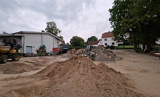 Der Musikschulpavillon wurde bereits im Sommer abgerissen. An seiner Stelle soll die neue Mensa entstehen. Im Hintergrund ist die Sporthalle zu sehen. - Nadine Uphoff Der Musikschulpavillon wurde bereits im Sommer abgerissen. An seiner Stelle soll die neue Mensa entstehen. Im Hintergrund ist die Sporthalle zu sehen. - Nadine Uphoff
