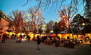 Besonders das heimelige Ambiente und die atmosph&auml;rische Beleuchtung sehen viele Besucher als Pluspunkt f&uuml;r den Weihnachtsmarkt im Schlosspark. - Archivfoto: Raphael Bartling
