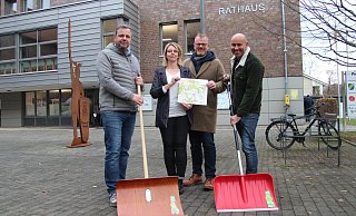 Oliver Brundiers (von links), Gesch&auml;ftsf&uuml;hrer von "Gr&uuml;nwert OWL", freut sich auf die Winterdienst-Zusammenarbeit mit Sylvia B&auml;une, B&uuml;rgermeister Friso Veldink und Dirk S&uuml;llwold von der Gemeinde D&ouml;rentrup. - Nadine Uphoff