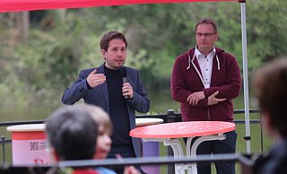 Im April 2022 wurde Kevin Kühnert bei einem Wahlkampfauftritt in Detmold angegriffen. Während des Vorfalls war er im Gespräch mit dem Landtagsabgeordneten Dennis Maelzer. - Archivfoto: SPD Lippe