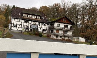 Ein Verkaufsschild steht vor dem Gastronomiebetrieb "Fischanger" in Schieder. Somit scheint aus dem Spa-Hotel, das die Eigentümer bei ihrem Kauf vor gut zweieinhalb Jahren dort geplant hatten, nichts mehr zu werden. - Silke Buhrmester