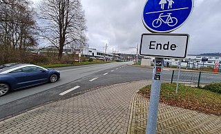 Der Radweg endet aktuell noch vor dem Bahnübergang. Das soll sich aber ändern. Ein Planungsbüro arbeitet an Lösungen für einen Lückenschluss auf der Bahnhofstraße. - Marianne Schwarzer