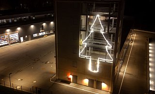 Die Feuerwehr Bad Salzuflen hat einen Tannenbaum aus Lichtschläuchen am Übungsturm gelegt. - Feuerwehr Bad Salzuflen Die Feuerwehr Bad Salzuflen hat einen Tannenbaum aus Lichtschläuchen am Übungsturm gelegt. - Feuerwehr Bad Salzuflen