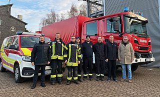 Sascha Medina Azuaga (links, Kreis Lippe Bev&ouml;lkerungsschutz) und Landrat Meinolf Haase (rechts) verabschieden die Feuerwerleute, die mit dem 250 KvA-Notstromaggregat auf einem Anh&auml;nger gen Berlin gefahren sind. - Sascha Medina Azuaga