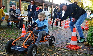 Carlotta (Spitzname "Eule") tritt in die Pedale, Frank Jablonski vom Motor-Sport-Club gibt Anschwung. - Nicole Ellerbrake