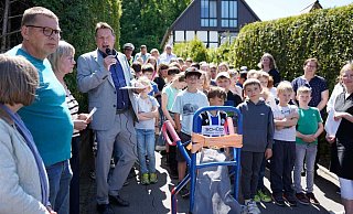 Bürgermeister Frank Hilker freut sich bei der Enthüllung der Stolpersteine in Pivitsheide über den musikalischen Beitrag der Schüler der Kusselberg-Schule. - Stadt Detmold