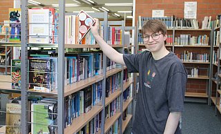 Der Bundesfreiwilligendienstleistender Robin Stührenberg (19) im Selbstlernzentrum des Grabbe-Gymnasiusm. - Kyrill von Matuschka Der Bundesfreiwilligendienstleistender Robin Stührenberg (19) im Selbstlernzentrum des Grabbe-Gymnasiusm. - Kyrill von Matuschka
