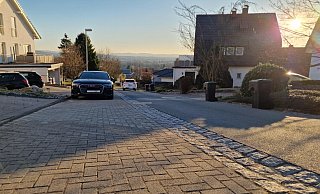 Links der gepflasterte Mehrzweckstreifen: Wenn dort ein Auto parkt, müssen Fußgänger auf die Fahrbahn ausweichen. - Nadine Uphoff