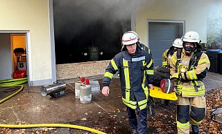 Die Löschgruppe Wüsten rettet mit vereinten Kräften eine Puppe aus einer verrauchten Scheune in Lockhausen. Das war eine von drei Übungen, die alle ehrenamtlichen Einheiten der Feuerwehr Bad Salzuflen zu absolvieren hatten. - Foto: Daniel Hobein / Feuerwehr Bad Salzuflen Die Löschgruppe Wüsten rettet mit vereinten Kräften eine Puppe aus einer verrauchten Scheune in Lockhausen. Das war eine von drei Übungen, die alle ehrenamtlichen Einheiten der Feuerwehr Bad Salzuflen zu absolvieren hatten. - Foto: Daniel Hobein / Feuerwehr Bad Salzuflen