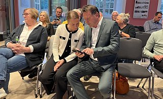 Frank Hilker und seine Gattin verfolgen die Schnellmeldungen auf dem Handy. - Jana Beckmann Frank Hilker und seine Gattin verfolgen die Schnellmeldungen auf dem Handy. - Jana Beckmann