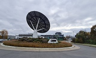 Da kann sich der Solarbaum noch so sehr nach der Sonne recken: Im Moment hängt die Rezession bleischwer über Blomberg - und damit auch über den Stadtfinanzen. - Marianne Schwarzer