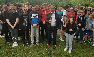 Bürgermeister Borris Ortmeier gibt den symbolischen Startschuss zum Sponsorenlauf. - Sylvia Frevert