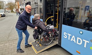 Erwin Böhm wird von Busfahrer Frank Herbrechtsmeier-Krüger über eine Rampe in den Stadtbus geschoben. - Nadine Uphoff