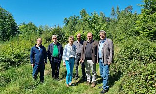 Zusammen gegen die Windkraft auf der Gauseköte stehen (von links) Nico Bachus (Online-Petition), Hans-Jürgen Wessels (FV Nationalpark Senne-Eggegebirge), Brigitte Scheuer (Lippischer Heimatbund), Stephan Culemann (BUND Lippe), Karsten Otte (Bezirkskonferenz Natur OWL) sowie Bernd Milde (NABU Lippe). Es fehlt aus terminlichen Gründen Klaus Hansen (Fördervereinsvorsitzender Adlerwarte Berlebeck). - BUND