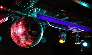 Das "Late Night" ist früher ein beliebter Treffpunkt für Nachtschwärmer gewesen. Unter der Disco-Kugel wurde abgerockt. - Pixabay