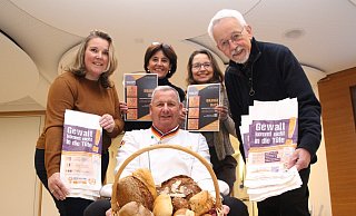Mickel Biere von der Bäcker-Innung der Kreishandwerkerschaft Paderborn-Lippe (vorne mit Brötchenkorb), Gleichstellungsbeauftragte Nicole Krüger (von links), Stefani Quentell (Soroptimist-Club Detmold), Christiane Nitschke (Soroptimist-Club Detmold-Lippische Rose) und Günter Kuhlemann (Dr. Ritter-Stiftung) setzen ein Zeichen gegen häusliche Gewalt. - Kreis Lippe