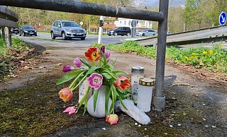 Am Rand der Straßenkreuzung, an der sich bei Nessenberg der tödliche Unfall ereignet hat, haben Trauernde Kerzen und Blumen in Erinnerung an die 24-jährige Radfahrerin niedergelegt. - Marianne Schwarzer