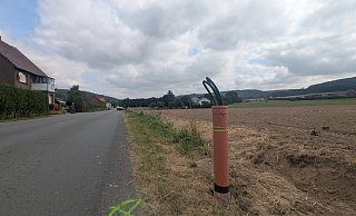 An der Bruchstraße in Langenholzhausen wird in Kürze eine der zehn neuen Laternen angebunden. Ein Fachunternehmen ist bei der Arbeit. Im Vordergrund sieht man die Schlaufe eines Straßenbeleuchtungskabels. - Gemeinde Kalletal An der Bruchstraße in Langenholzhausen wird in Kürze eine der zehn neuen Laternen angebunden. Ein Fachunternehmen ist bei der Arbeit. Im Vordergrund sieht man die Schlaufe eines Straßenbeleuchtungskabels. - Gemeinde Kalletal
