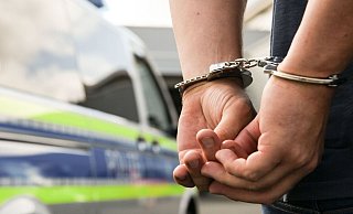 Die Polizei schnappt zwei Jugendliche nach einem schweren Diebstahl. - picture alliance / Fotostand