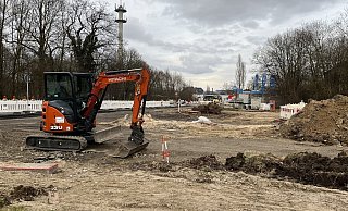 Von der Einmündung zur Sprottauer Straße ist nicht mehr viel übrig. Bagger bearbeiten jetzt das Erdreich. - Jana Beckmann Von der Einmündung zur Sprottauer Straße ist nicht mehr viel übrig. Bagger bearbeiten jetzt das Erdreich. - Jana Beckmann