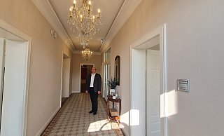 Bei der Innenausstattung haben sich Leitung und ihr Team bemüht, den Charme der Villa zu erhalten. Dazu gehören auch die Kronleuchter, wie Alexander Kandlen betont. - Marianne Schwarzer Bei der Innenausstattung haben sich Leitung und ihr Team bemüht, den Charme der Villa zu erhalten. Dazu gehören auch die Kronleuchter, wie Alexander Kandlen betont. - Marianne Schwarzer