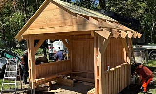 Die Mitarbeiter des Bauhofes haben die neue Birkenhütte aufgebaut. - Stadt Schieder-Schwalenberg