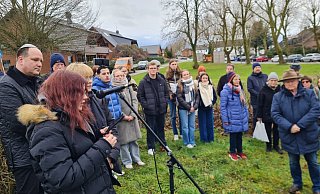 Der kleine jüdische Friedhof in Blomberg war zur Gedenkstunde an die Opfer der Shoah an diesem 80. Jahrestag der Befreiung des Vernichtungslagers Auschwitz außergewöhnlich gut besucht. Schülerinnen und Schüler des HVG hatten Texte vorbereitet. - Marianne Schwarzer Der kleine jüdische Friedhof in Blomberg war zur Gedenkstunde an die Opfer der Shoah an diesem 80. Jahrestag der Befreiung des Vernichtungslagers Auschwitz außergewöhnlich gut besucht. Schülerinnen und Schüler des HVG hatten Texte vorbereitet. - Marianne Schwarzer