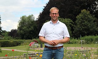 Barntrups Bürgermeister Borris Ortmeier auf dem Multifunktionsfeld im Barntruper Süden, seinem Lieblingsort.?Foto: Nadine Uphoff - Nadine Uphoff