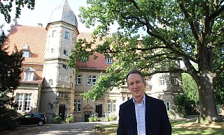 Internationaler Experte für Glaskunst: Dr. Dedo von Kerssenbrock-Krosigk hat seinen Job als Leiter der Glaskunstsammlung im Düsseldorfer Kunstpalast aufgegeben, um auf sein Schloss in Barntrup zu ziehen. - Jens Rademacher Internationaler Experte für Glaskunst: Dr. Dedo von Kerssenbrock-Krosigk hat seinen Job als Leiter der Glaskunstsammlung im Düsseldorfer Kunstpalast aufgegeben, um auf sein Schloss in Barntrup zu ziehen. - Jens Rademacher