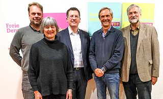 Das Team der FDP Detmold für die Kommunalwahl: (von links) Guido Wendt, Gesa Schuddeboom, Bürgermeister-Kandidat Dr. Elmar Thyzel, Ratsherr Thomas Gottschalk und Spitzen-Kandidat Thomas Trappmann. - Ulrich Bartnick