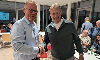 Erleichterung im Dörentruper Bürgerhaus: Friso Veldink (links) und der CDU-Fraktionsvorsitzende Rainer Fornefeld beglückwünschen sich gegenseitig zu den guten Ergebnissen. - Annika Langhagel Erleichterung im Dörentruper Bürgerhaus: Friso Veldink (links) und der CDU-Fraktionsvorsitzende Rainer Fornefeld beglückwünschen sich gegenseitig zu den guten Ergebnissen. - Annika Langhagel