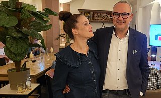 Markus Baier mit Ehefrau Maike am Wahlabend. Er bleibt Bürgermeister und setzt sich mit 57,8 Prozent der Stimmen durch. - Katrin Kantelberg Markus Baier mit Ehefrau Maike am Wahlabend. Er bleibt Bürgermeister und setzt sich mit 57,8 Prozent der Stimmen durch. - Katrin Kantelberg