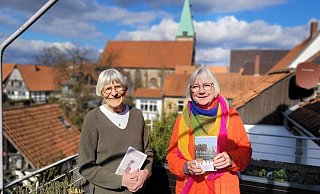 Jette Bauer (links) und Liesel Kochsiek-Jakobfeuerborn fühlen sich tief mit Lemgo verbunden. - Katrin Kantelberg