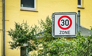 Die Stadt Detmold überarbeitet die Geschwindigkeitsbegrenzungen im Stadtgebiet, um das Tempo-Hopping in der City zu verringern. - Raphael Bartling Die Stadt Detmold überarbeitet die Geschwindigkeitsbegrenzungen im Stadtgebiet, um das Tempo-Hopping in der City zu verringern. - Raphael Bartling