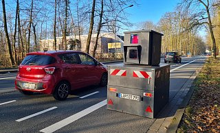 Die Stadt Detmold setzt bislang ihre Blitzer im eigenen Stadtgebiet ein, wie hier an der Blomberger Straße. Sie wäre aber auch bereit, diese unter anderem in Lage einzusetzen. - Archivfoto: Marianne Schwarzer
