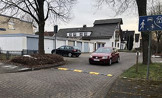 Feste Bodenschwellen sollen den Verkehr in der Grünen Straße beruhigen. Eine erneute Messung soll zeigen, ob die Maßnahme den gewünschten Effekt hat. - Chiara Wibbeke