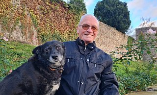 Ausgedehnte Spazierg&auml;nge mit der ungarischen Mischlingsh&uuml;ndin Gy&ouml;ngyi geh&ouml;ren f&uuml;r G&uuml;nther Borchard dazu. Jetzt hat er noch mehr Zeit f&uuml;r sie als in den vergangenen 26 Jahren. - Marianne Schwarzer