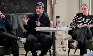 Positionen hinterfragen: Max Czollek (Mitte) im Gespr&auml;ch mit Fabian Schr&ouml;der (Museen Lemgo) und Dr. Sonja Girod von der VHS Detmold-Lemgo. - Annika Langhagel