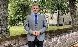 Felix Hermann Hampe vor seinem Lieblingsplatz in Augustdorf, der Dorfkirche. Das AfD-Mitglied hat sich als Bürgermeisterkandidat aufstellen lassen. - Cordula Gröne