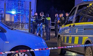 Polizistinnen und Polizisten nehmen den Beschuldigten am Montagabend direkt nach der Tat fest. Zuvor hatten ihn zwei Beamtinnen auf dem Parkplatz gestellt. - Annika Langhagel