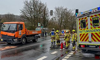 Die Feuerwehrleute nehmen an der Unfallstelle auslaufende Betriebstoffe mithilfe eines Bindemittels auf. - Feuerwehr Detmold/Marco Schweiger