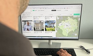Bei der Immobiliensuche stöbern viele Interessenten in Online-Portalen wie "ImmoScout" oder ähnlichen. - Jana Beckmann
