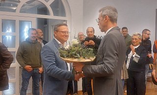 Der noch amtierende Bürgermeister Jörg Bierwirth (rechts) gratuliert seinem Amtsnachfolger Marco Müllers zum Sieg. - Michaela Weiße Der noch amtierende Bürgermeister Jörg Bierwirth (rechts) gratuliert seinem Amtsnachfolger Marco Müllers zum Sieg. - Michaela Weiße