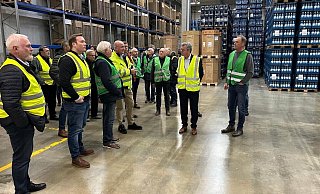 Die CDU-Fraktion Horn-Bad Meinberg besichtigt die Produktion bei StaatlichBad Meinberger Mineralbrunnen. - Bildrechte: CDU Horn-Bad Meinberg Die CDU-Fraktion Horn-Bad Meinberg besichtigt die Produktion bei StaatlichBad Meinberger Mineralbrunnen. - Bildrechte: CDU Horn-Bad Meinberg